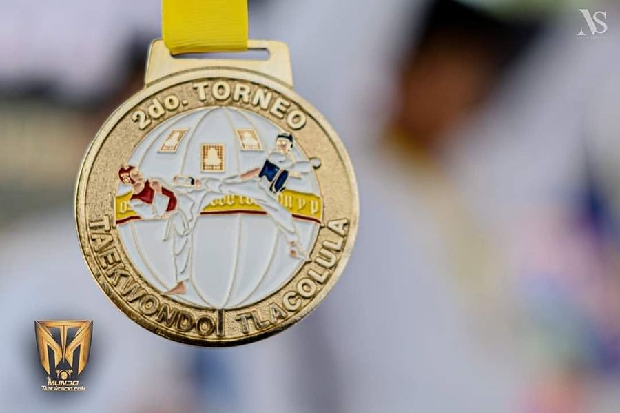 Medalla dorada del 2.º Torneo de Taekwondo Tlacolula con dos competidores esmaltados