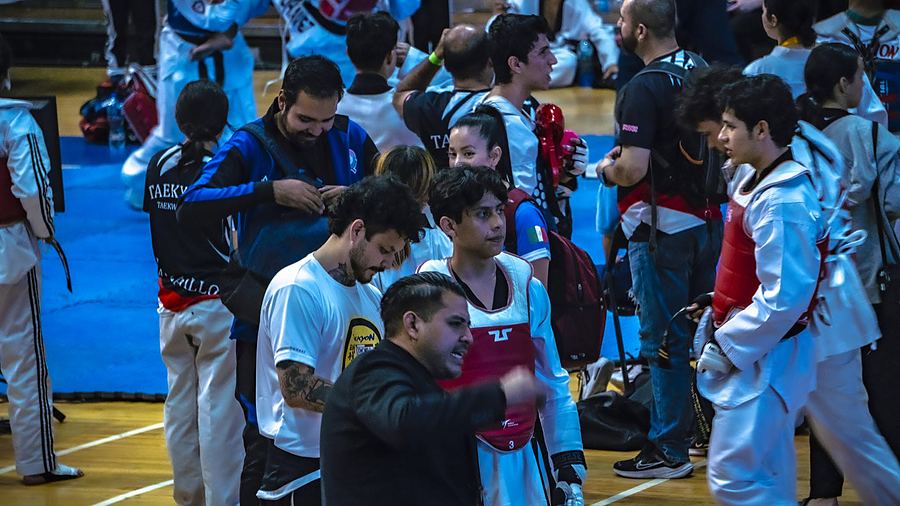 El entrenador y competidores del equipo en la zona de calentamiento de un torneo