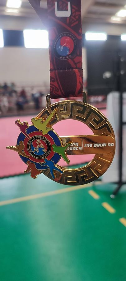 Medalla dorada de la Copa Oaxaca de Tae Kwon Do con figuras de colores