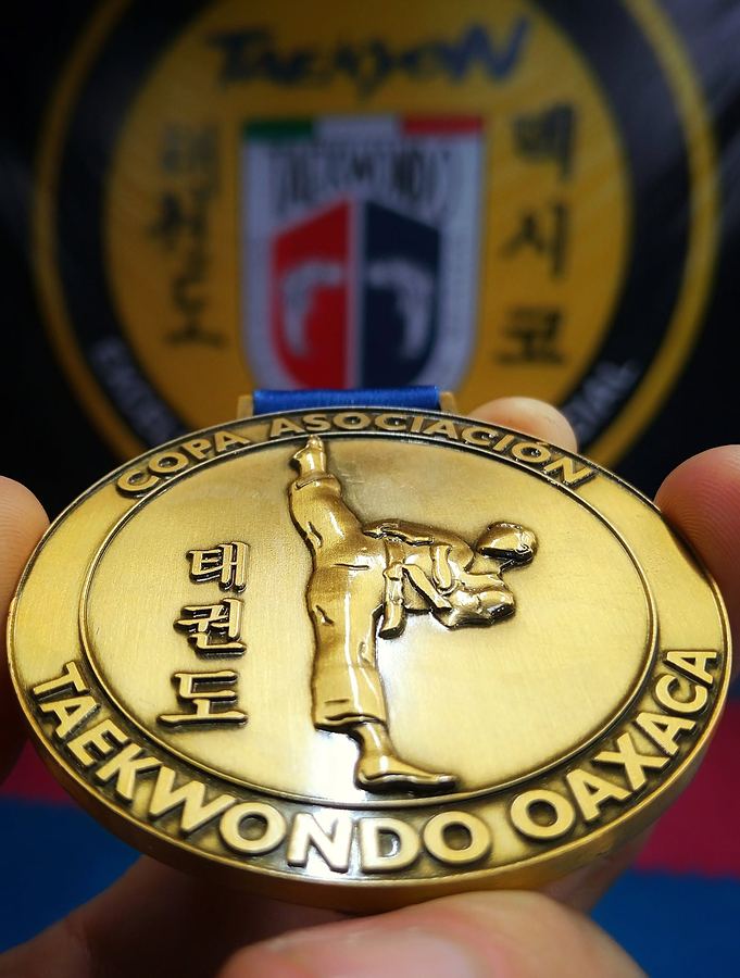 Medalla de la Copa Asociación Taekwondo Oaxaca con un competidor en relieve