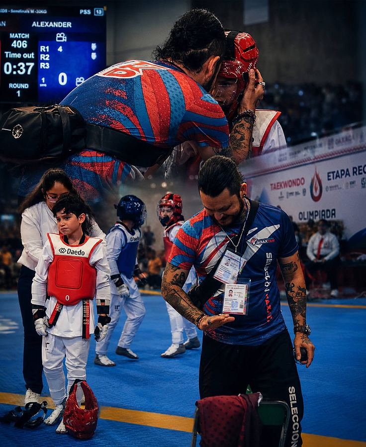 Collage: el entrenador con un competidor, el marcador de un combate y un niño de peto rojo esperando su turno en la Olimpiada Nacional