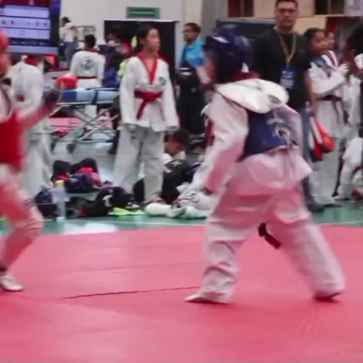 Video: combate de la categoría infantil con marcador electrónico