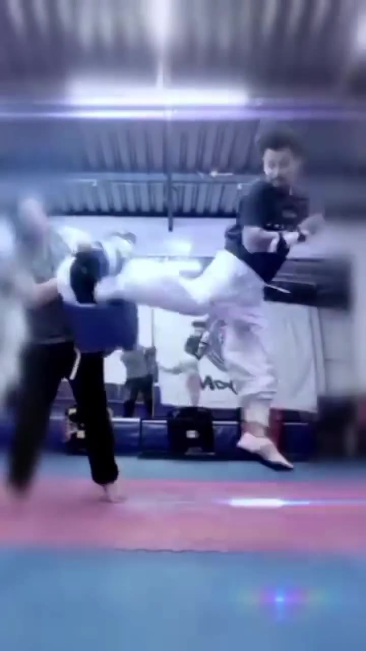 Video: práctica de patadas al escudo en el dojang